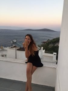 Üniversiteli Defne
